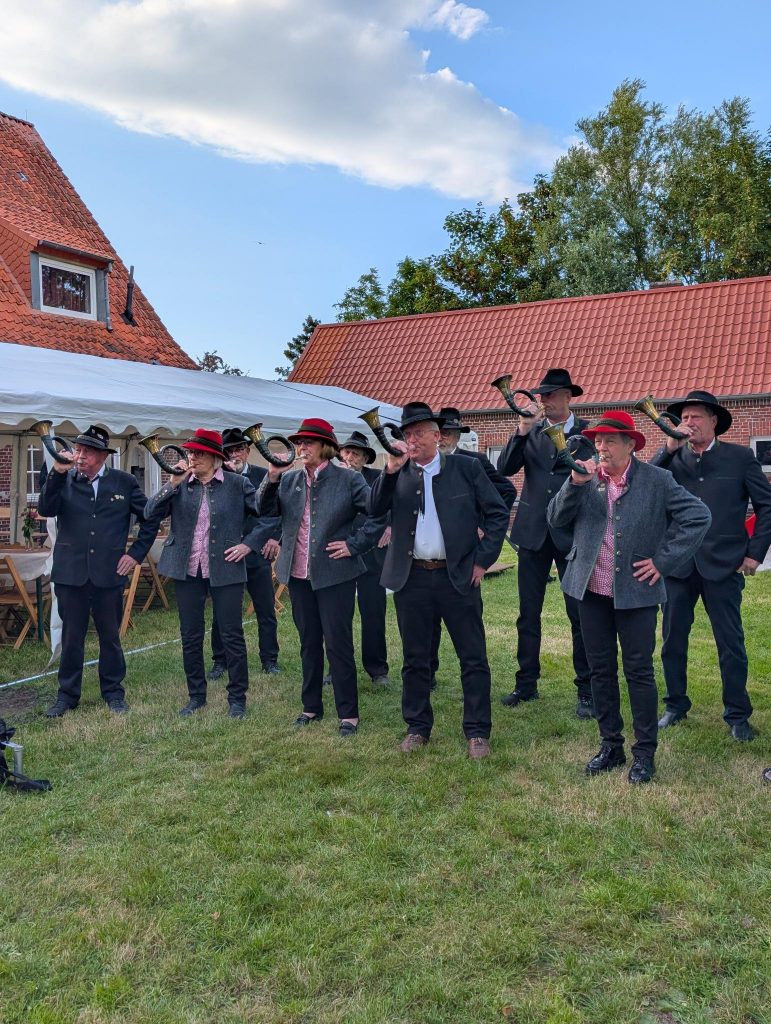 Die Jagdhornbläser spielen auf