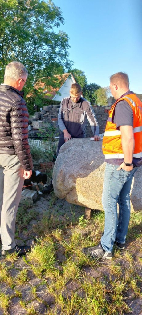 Beschriftung des 600-Jahre-Buttforde-Steins