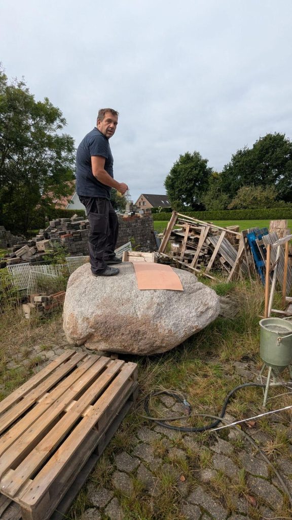 Beschriftung des 600-Jahre-Buttforde-Steins